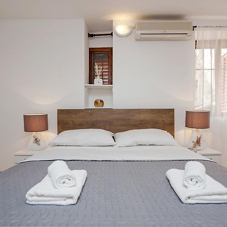 Apartment Marconi Ровінь Екстер'єр фото